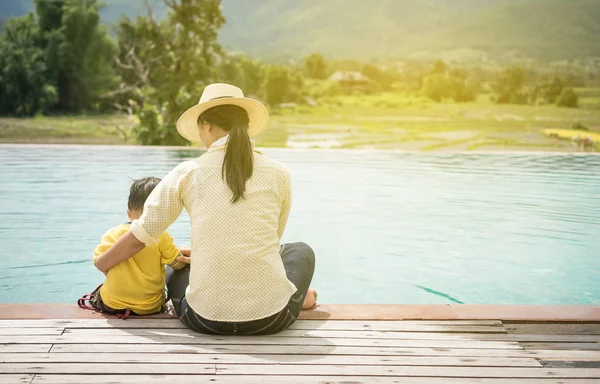 Madre Hijo Piscina — Foto de Stock