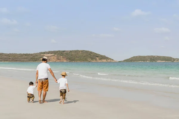 Padre Joven Con Sus Dos Hijos Vacaciones Playa Tropical — Foto de Stock