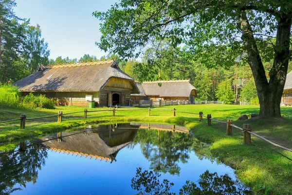 Vecchia casa in legno — Foto Stock