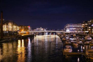 Gece Trondheim 'da Nidelva Nehri 