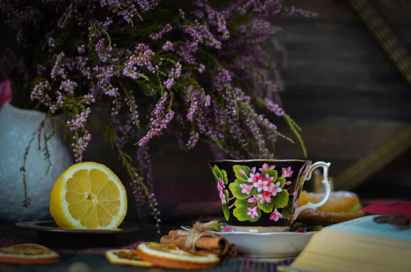 Παλαιά εκλεκτής ποιότητας τσάι Κύπελλο σε ξύλινα ρουστίκ φόντο — Φωτογραφία Αρχείου