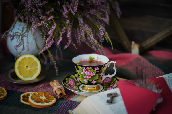 Стара старовинна чашка чаю на дерев'яному сільському фоні — стокове фото
