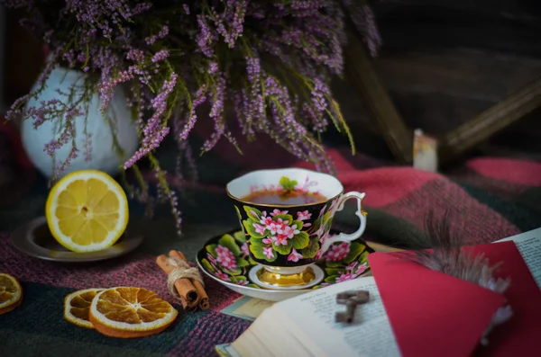 Gamla vintage tekopp på trä rustik bakgrund — Stockfoto