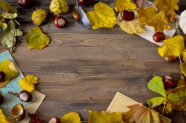 Vintage sonbahar çerçeve sarı yaprakları ile. Üstten Görünüm noktası.