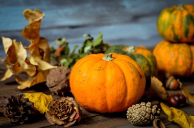 Ahşap arka plan üzerinde dekoratif kabaklar