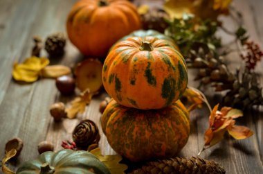 Ahşap arka plan üzerinde dekoratif kabaklar