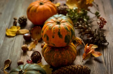 Ahşap arka plan üzerinde dekoratif kabaklar