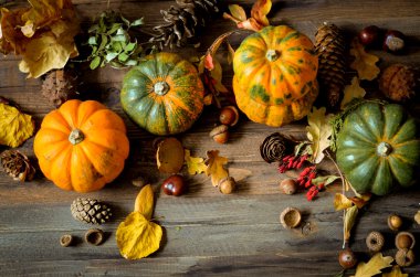Ahşap arka plan üzerinde dekoratif kabaklar