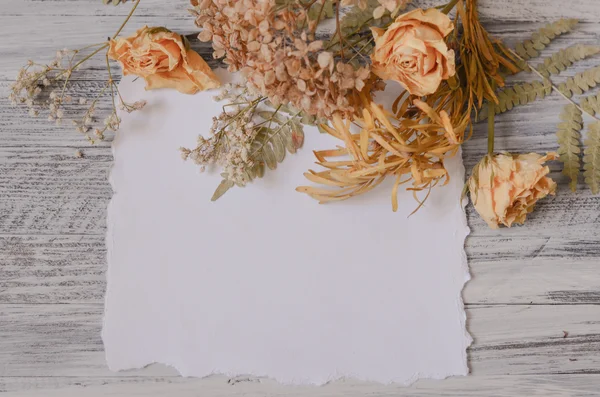 Цветочный фон с листьями папоротника, сушеными розами и гортензиями — стоковое фото