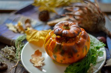 Ahşap arka plan etli kabak pişmiş