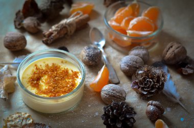 Dekoratif Noel zemin üzerine krem Brulee