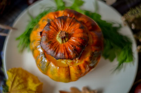 Calabaza al horno con carne sobre fondo de madera — Foto de Stock