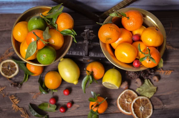 Mandarinen in alten Retro-Waagen — Stockfoto