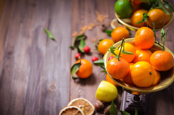 Мандарины в старинных ретро весах
