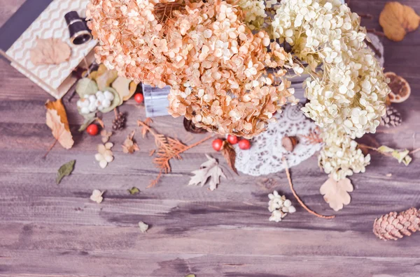 Droge bloemen van de Hortensia in houten kist — Stockfoto