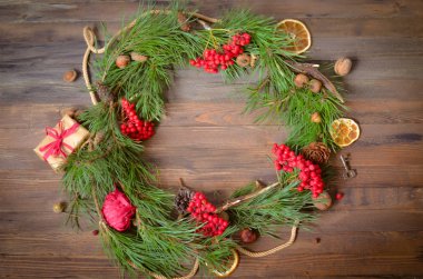 Çamın dalları ve Rowan çelenk ile yeni yıl dekorasyon