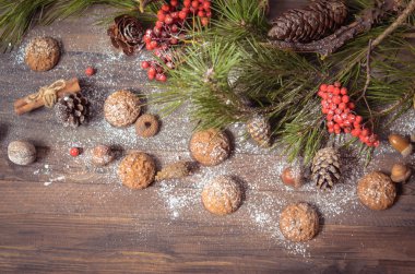 Yılbaşı dekorasyonu ile çam dalları, yulaf ezmeli kurabiye, Gingerb