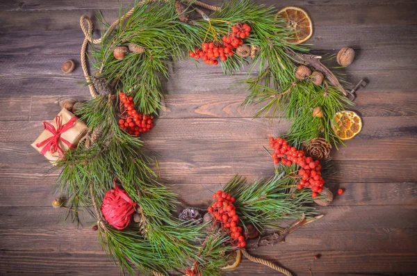 Neujahrsdekoration mit Kranz aus Kiefernzweigen und Eberesche — Stockfoto