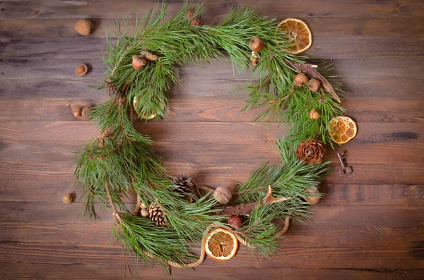 Silvestrovské dekorace s věnec větvičky borovice — Stock fotografie