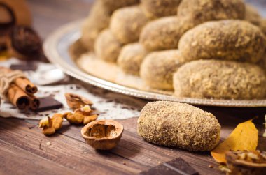 Şekerli tatlı kurabiye, kakao ve süt ile