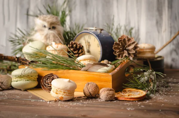 Nieuwjaar decoratie met bitterkoekjes, Vintage Alarm Clock, Owlet een — Stockfoto