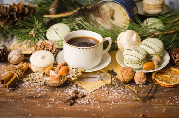 Weihnachten eine Tasse Kaffee mit Makronen — Stockfoto