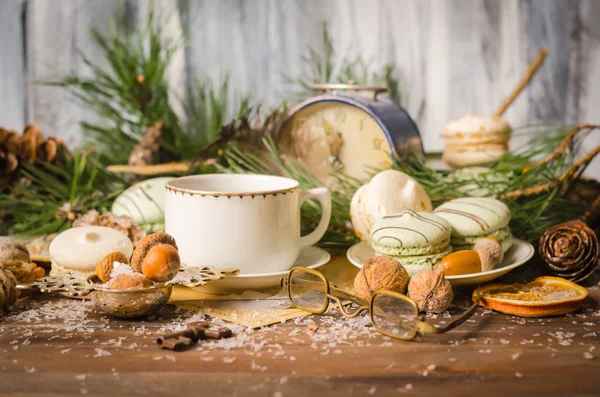 Kerstmis een kopje koffie met bitterkoekjes — Stockfoto