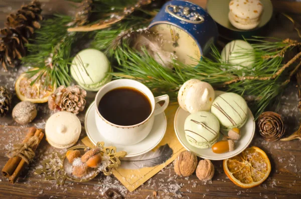 Weihnachten eine Tasse Kaffee mit Makronen — Stockfoto