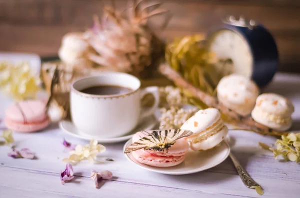 Kopp kaffe med mandelbiskvier, torkade blommor protea — Stockfoto