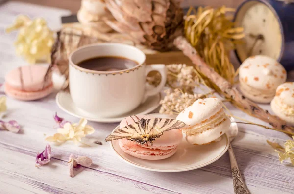 Kopp kaffe med mandelbiskvier, torkade blommor protea — Stockfoto