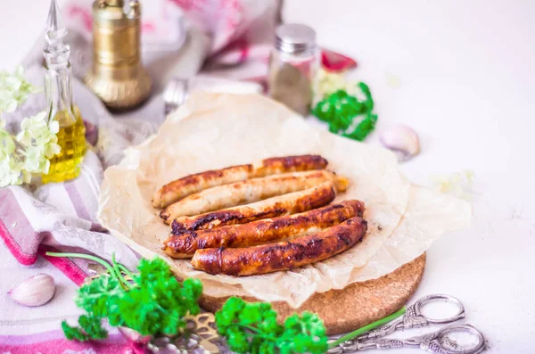 Carne grelhada, salsichas de frango fritas — Fotografia de Stock