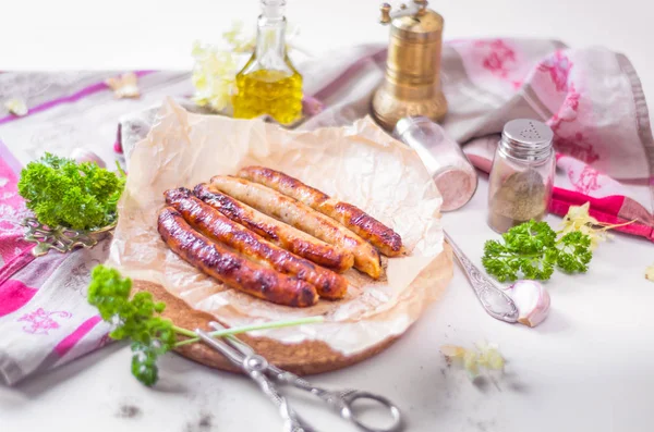 Carne alla griglia, salsicce di pollo fritte — Foto Stock