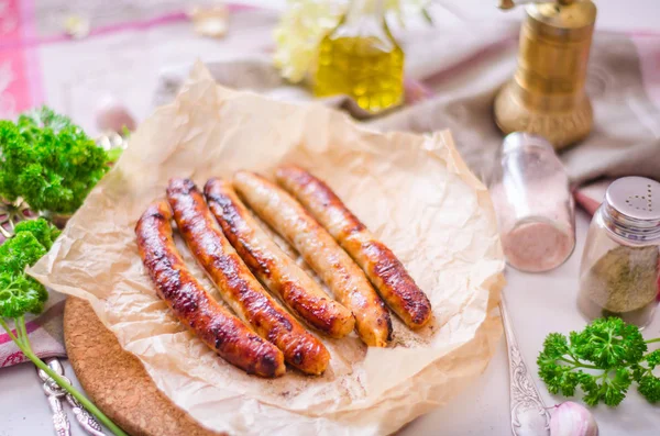 Gegrilltes Fleisch, gebratene Hühnerwürste — Stockfoto