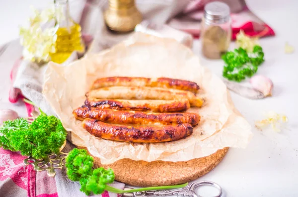 Carne alla griglia, salsicce di pollo fritte — Foto Stock