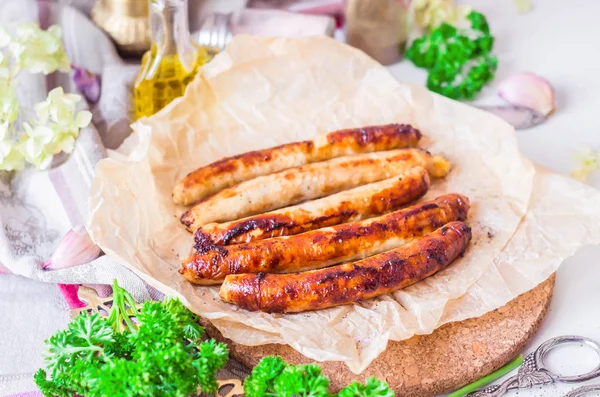 Gegrilltes Fleisch, gebratene Hühnerwürste — Stockfoto