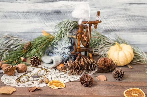 Nieuwjaar en Kerstmis winter decoratie met spar takken — Stockfoto