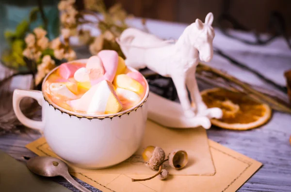 Weiße Tasse Kaffee mit Marshmallow — Stockfoto