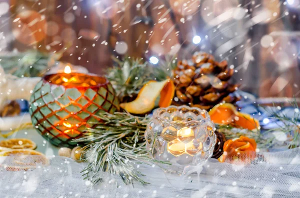 Decoración de Navidad con ramas de abeto cubiertas de nieve — Foto de Stock