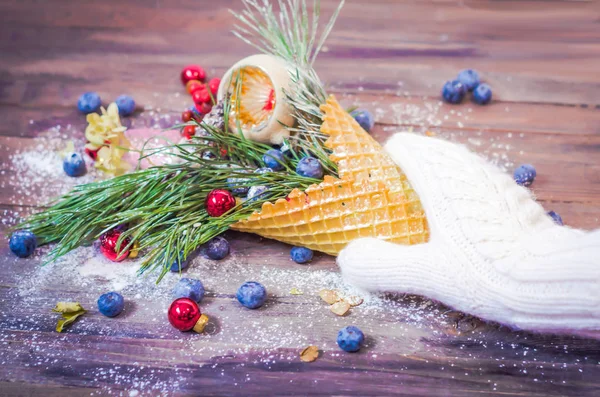 Bolas de Natal, cone de waffle em mãos com luvas de malha — Fotografia de Stock