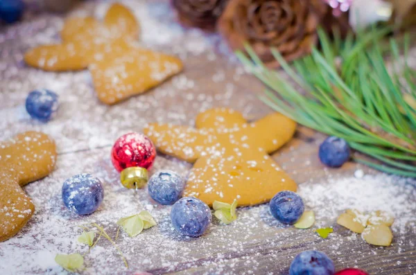 Рождественское и новогоднее украшение пряничным печеньем — стоковое фото