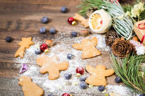 Рождественское и новогоднее украшение пряничным печеньем — стоковое фото