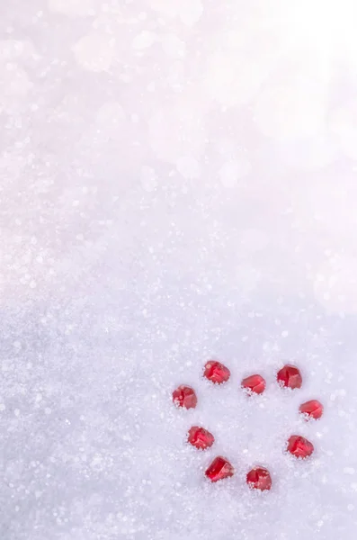 Zimní srdce granátové jablko zrn na pozadí sníh — Stock fotografie