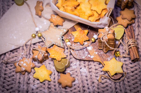 Pepparkakor och socker stjärnor cookies på stickade bakgrund — Stockfoto