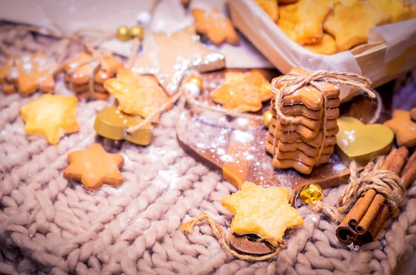 Пряничные пряники и сахарные звезды печенье на трикотажном фоне — стоковое фото