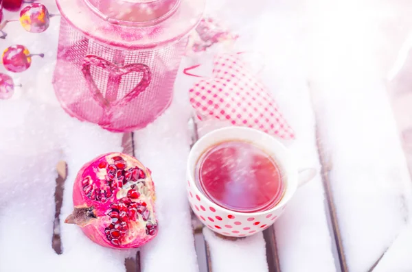 Vintage ljus lampa med hjärta, varm kopp te på snön — Stockfoto