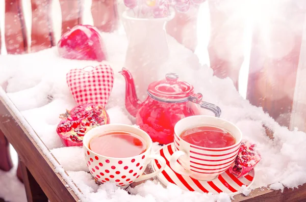 Vintage-Herz, heiße Tasse Tee im Schnee, rote Teekanne — Stockfoto