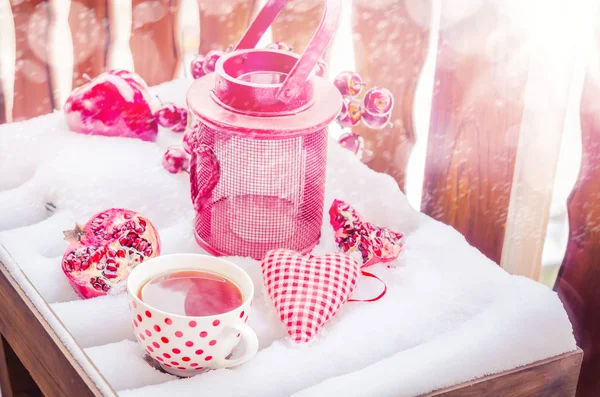 Kerzenlampe mit Herz, heiße Tasse Tee auf dem Schnee — Stockfoto