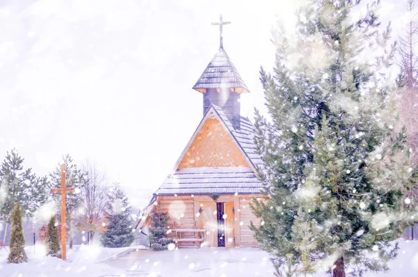 산 교회와 겨울 눈 풍경 — 스톡 사진