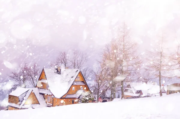 Winter besneeuwde landschap met bergdorp — Stockfoto