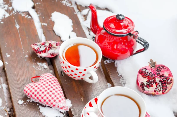Vintage hjärta, varm kopp te på snön, röda tekanna — Stockfoto